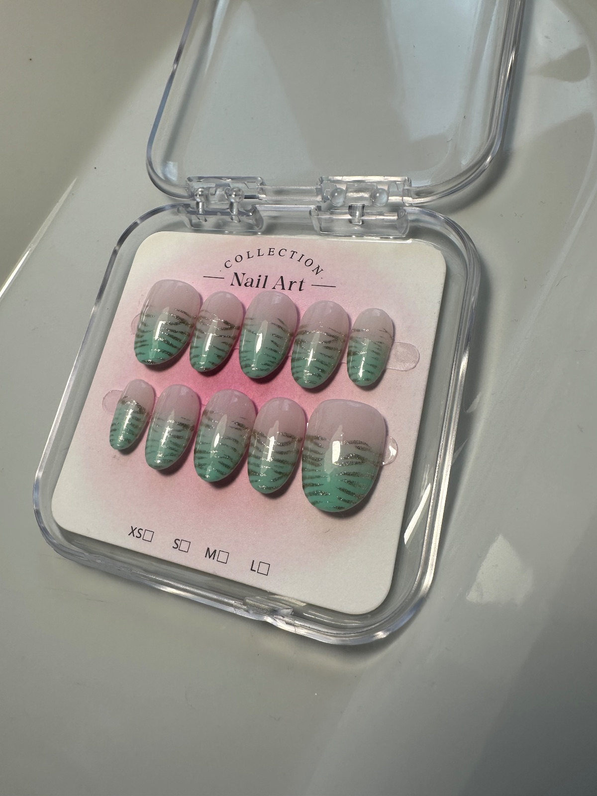 Ręcznie malowane paznokcie press-on w kształcie owalu, wzór Tiffany blue , zdjęcie 4