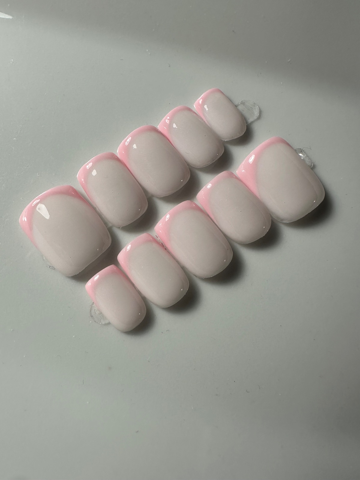 Ręcznie malowane paznokcie press-on w kształcie kwadratu, wzór Milky pinky, zdjęcie 4